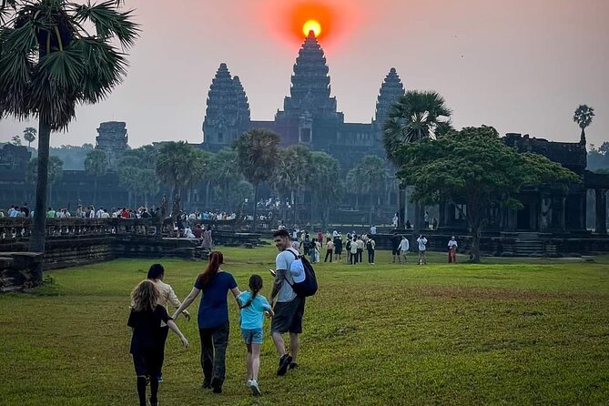 Private Tour in Angkor Wat by Tuk Tuk - Bayon and the many-faced center of Angkor Thom