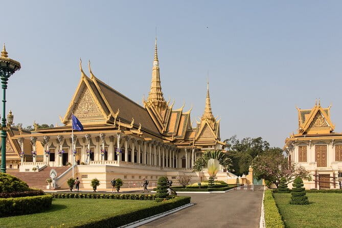 Private Tour: Phnom Penh City Tour with Mekong River Boat Trip - One hour with Khmer art at the National Museum