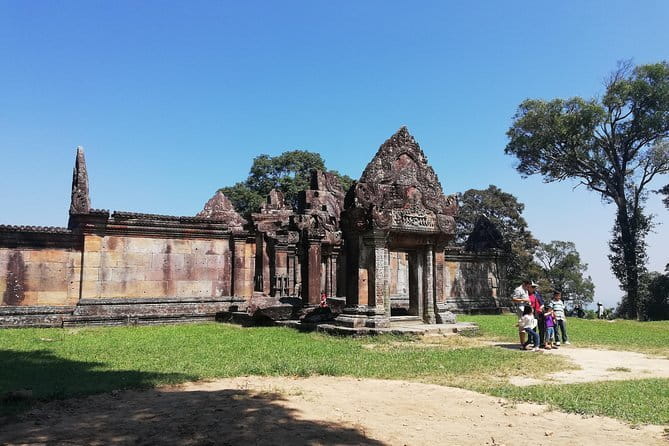 Private Tour to Koh ker and Beng Mealea Temple from Siem Reap - Beng Mealea: a temple left in collapse