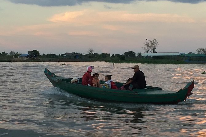 Private Tour to Kompong Phluk Off Beaten Track - A serious stop at Wat Thmey