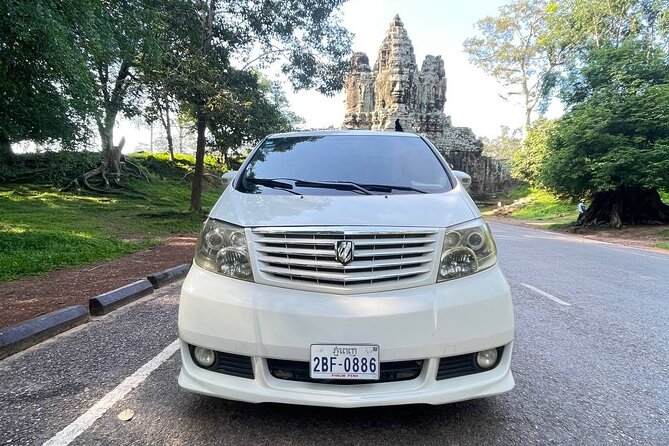 Private Transfer from Phnom Penh to Siem Reap by VIP Alphard 2005 - Inside the 2005 Toyota Alphard