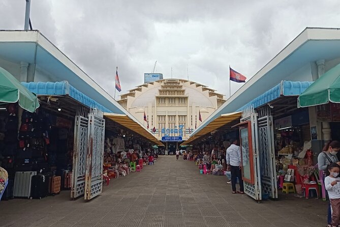 Privately Guided Full Day TukTuk Tour in Phnom Penh - Lunch, traffic, and the real pace of the day