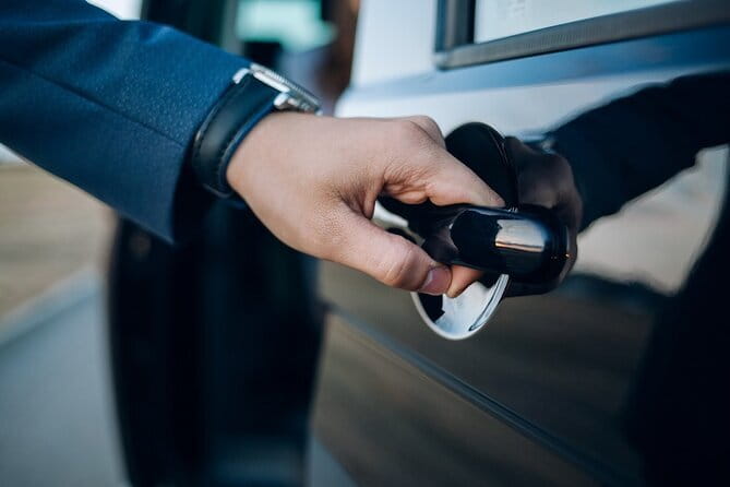 PrivateTransfer: PhnomPenh Airport(PNH/KTI) to Hotel in PhnomPenh - What the service does not provide