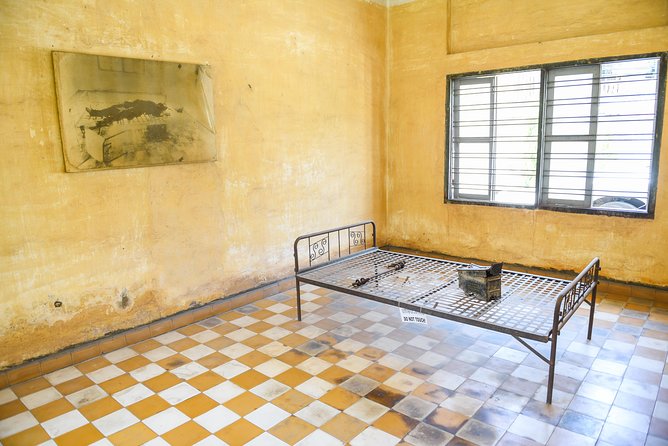 Remnants of a Khmer Rouge Era - Tuol Sleng: from schoolrooms to S-21 prison