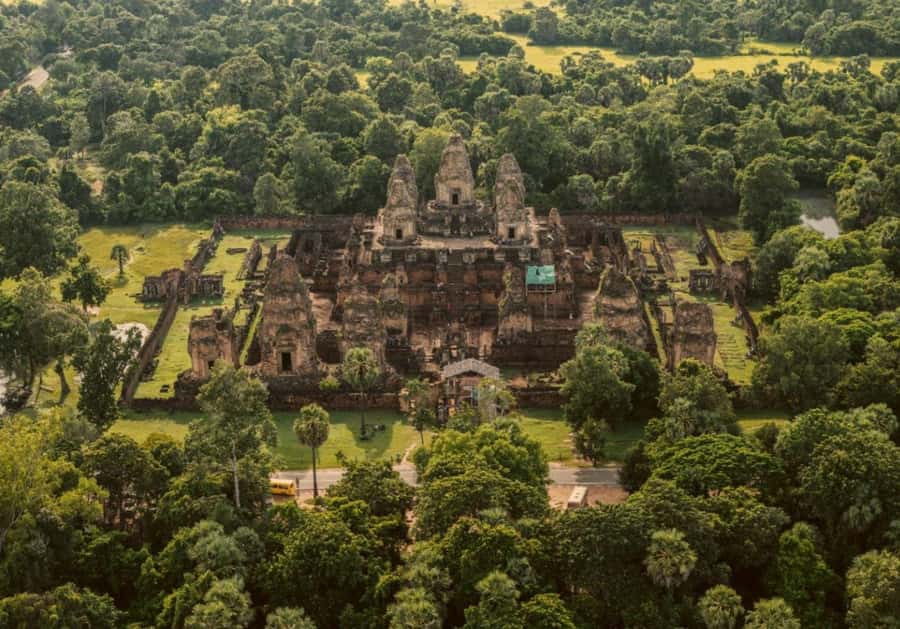 Shared day tour with Spanish-speaking guide at Angkor Temple. - Bayon and its stone faces