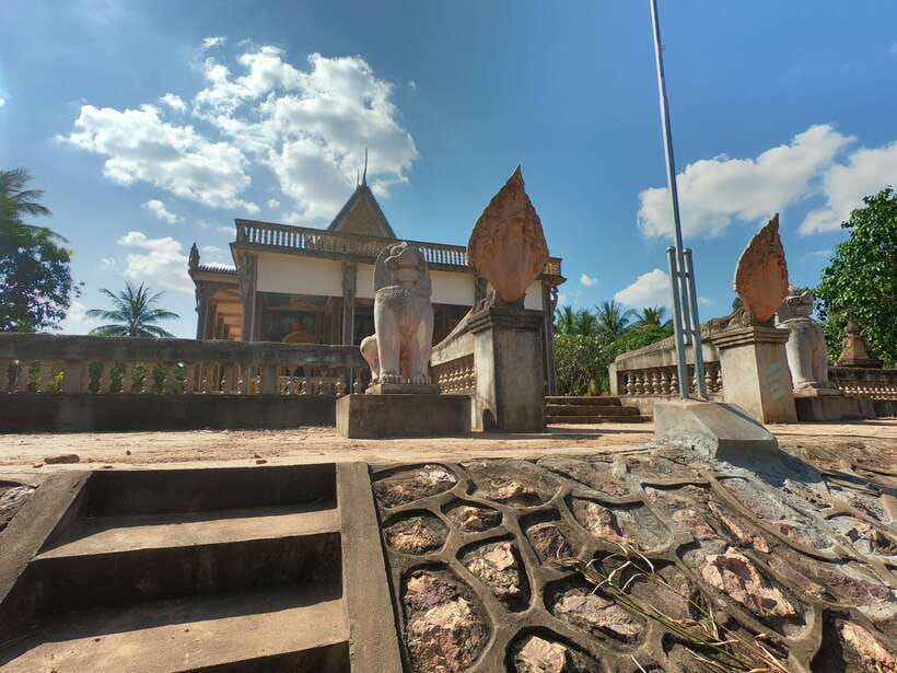 Siem Reap: 6-Hour Easy Rider Motorbike Tour - Chai Village monastery and Phnom Bok views