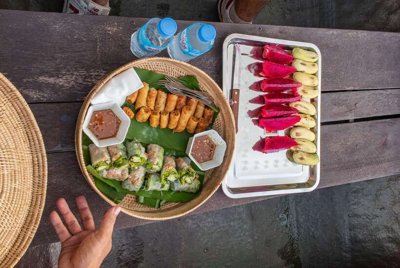 Siem Reap: Angkor Sunrise Tour Include Breakfast & Lunch - Local snacks and a pause in Angkor Park