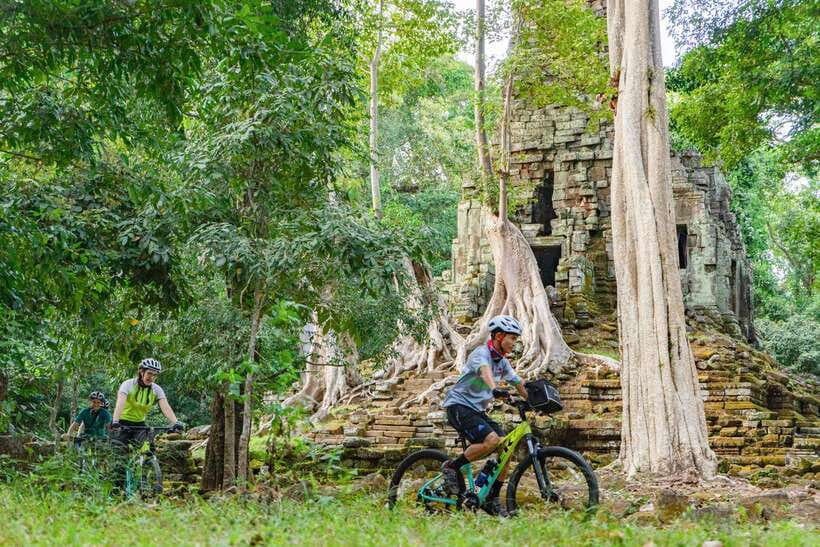 Siem Reap: Angkor Sunset Bike & Boat Tour /E-Bike Available - Rice fields, buffalo, and quiet family parcels