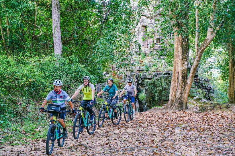 Siem Reap: Angkor Sunset Bike & Boat Tour /E-Bike Available - Angkor Park after the crowds thin out