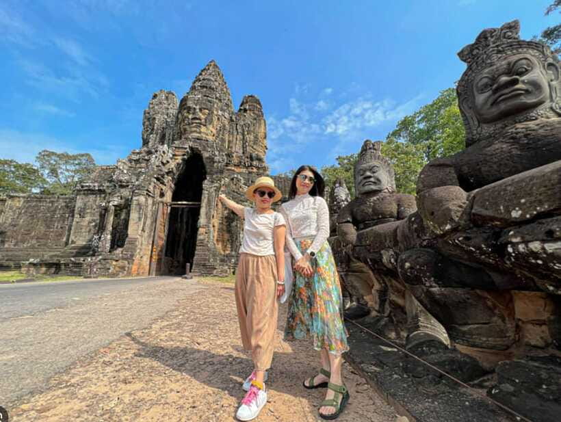Siem Reap: Angkor Temples Tour - Shared Tours tours guide - Bakheng Hill and the final view