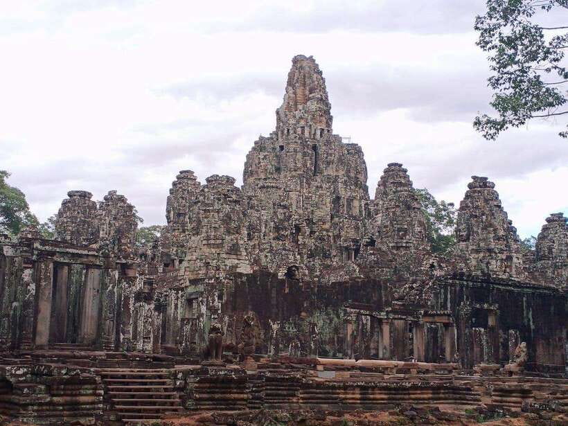 Siem Reap: Angkor Wat and Banteay Srei Temple Day Tour - Angkor Wat: starting with Cambodia’s great showpiece