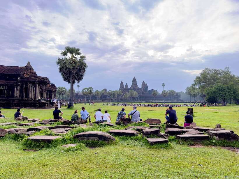 Siem Reap: Angkor Wat and Floating Village Day Tour - Why this eight-hour combination works