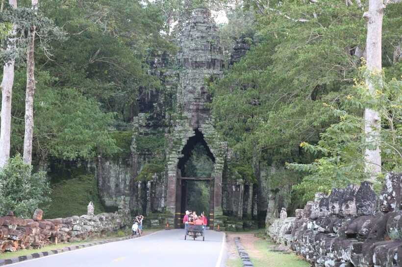 Siem Reap: Angkor Wat and Floating Village Day Tour - Chong Kneas and the changing waters of Tonle Sap