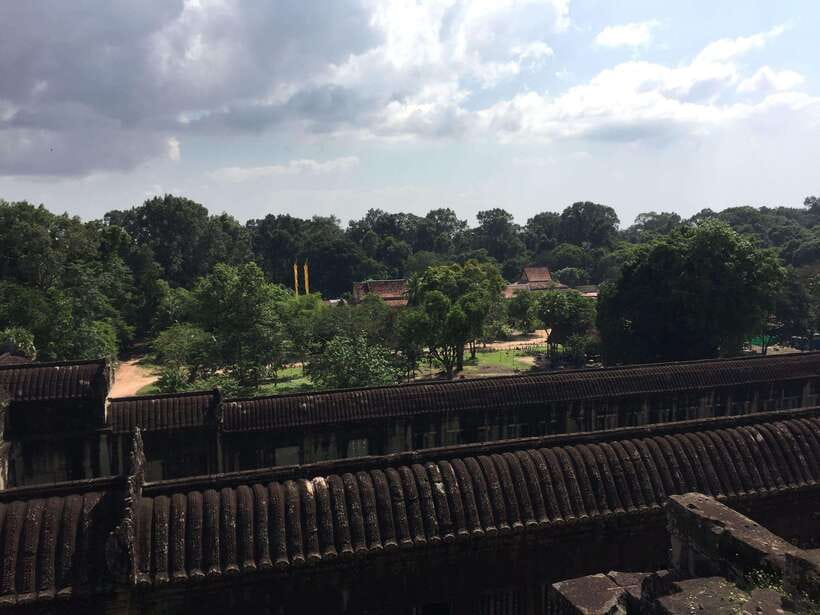 Siem Reap: Angkor Wat Half-Day Trip with Local Guide - Walking through Angkor Wat’s galleries