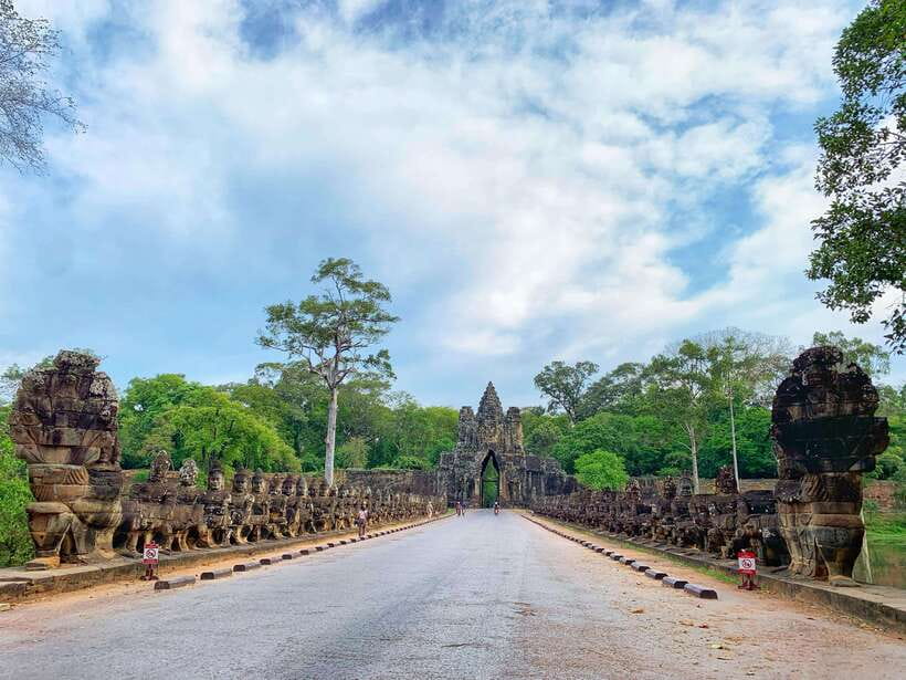 Siem Reap: Angkor Wat Private Tour by Tuk-Tuk - Lunch at a local restaurant