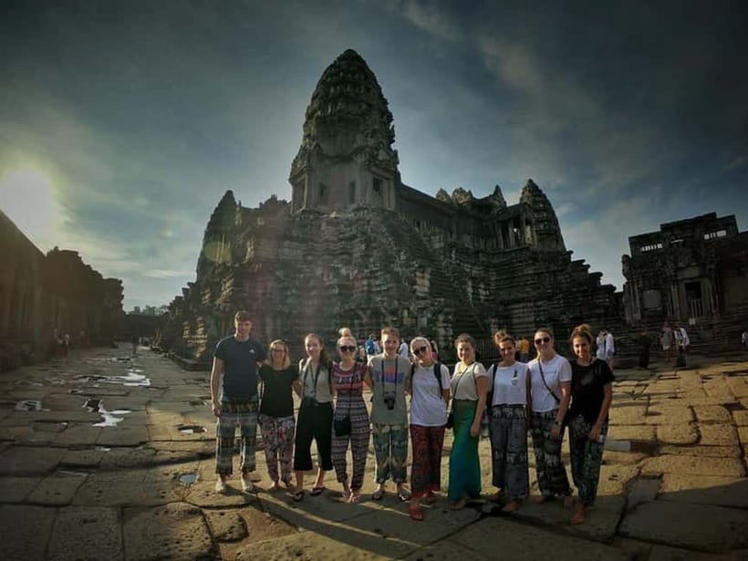 Siem Reap: Angkor Wat Private Tour with Sunrise - Guides, vehicles, and the private format