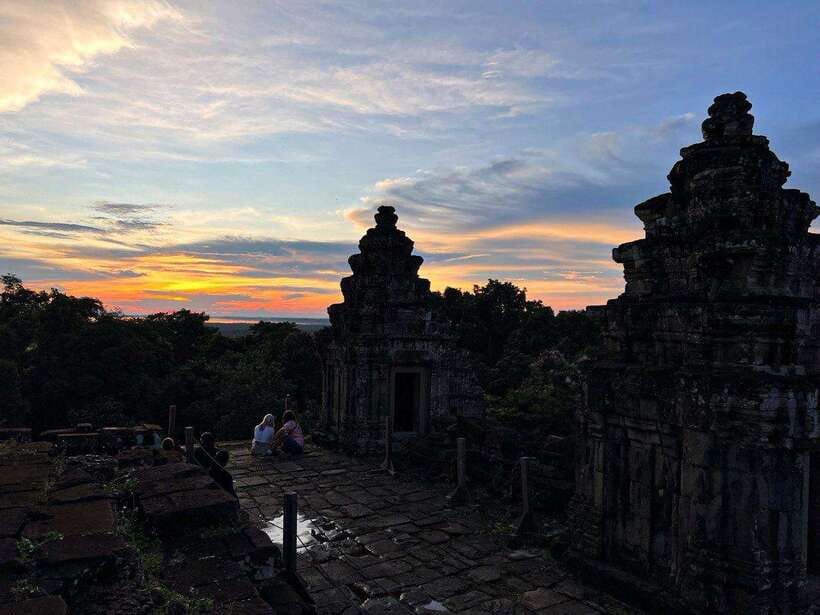 Siem Reap: Angkor Wat Small-Group Day Tour and Sunset - Lunch, palm sugar, and Preah Dak village