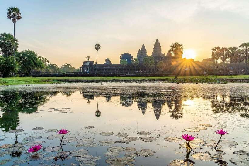 Siem Reap: Angkor Wat: Small-Group Sunrise or Sunset Tour - Handling the early start and hot weather
