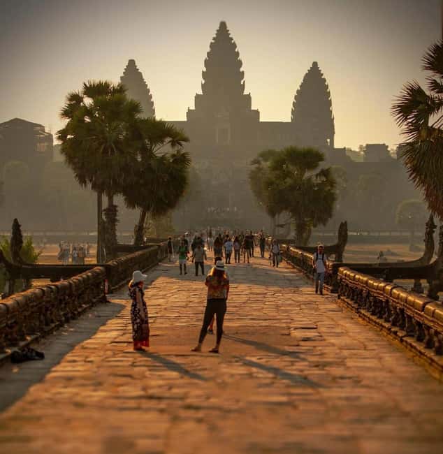 Siem Reap: Angkor Wat Small Group Tour with Spanish Guide - Starting at the hotel and buying your pass