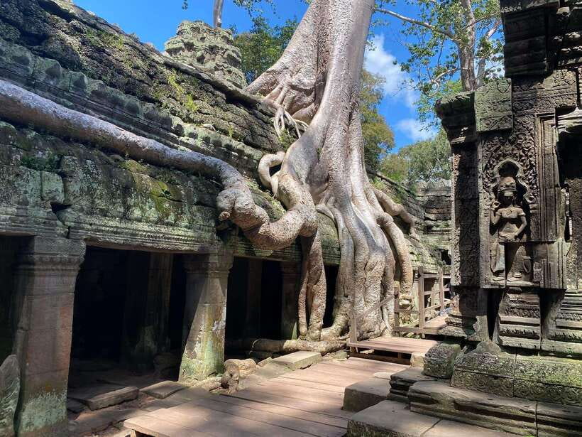 Siem Reap: Angkor Wat Sunrise and Full-Day Sightseeing Tour - Angkor Wat at sunrise, then two hours inside the great temple