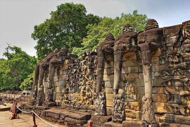 Siem Reap: Angkor Wat Sunrise Bike Tour & Jungle Breakfast - Bayon and the center of Angkor Thom