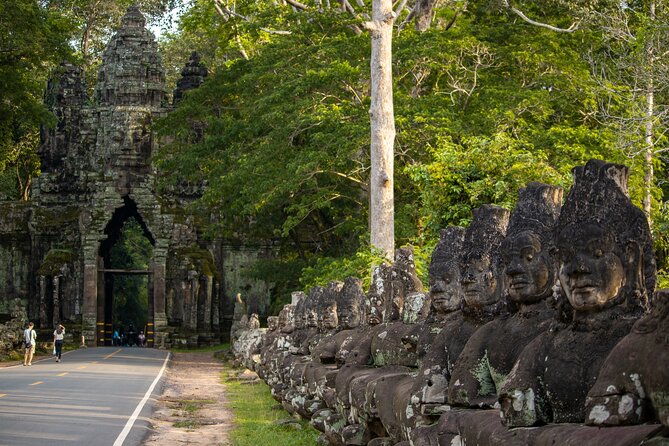 Siem Reap: Angkor Wat Sunrise & Explore Angkor Temples With Guide - Srah Srang: breakfast beside the reservoir