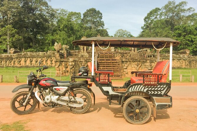 Siem Reap: Angkor Wat Sunrise & Explore Angkor Temples With Guide - Bayon Temple: stone faces at the center of Angkor Thom