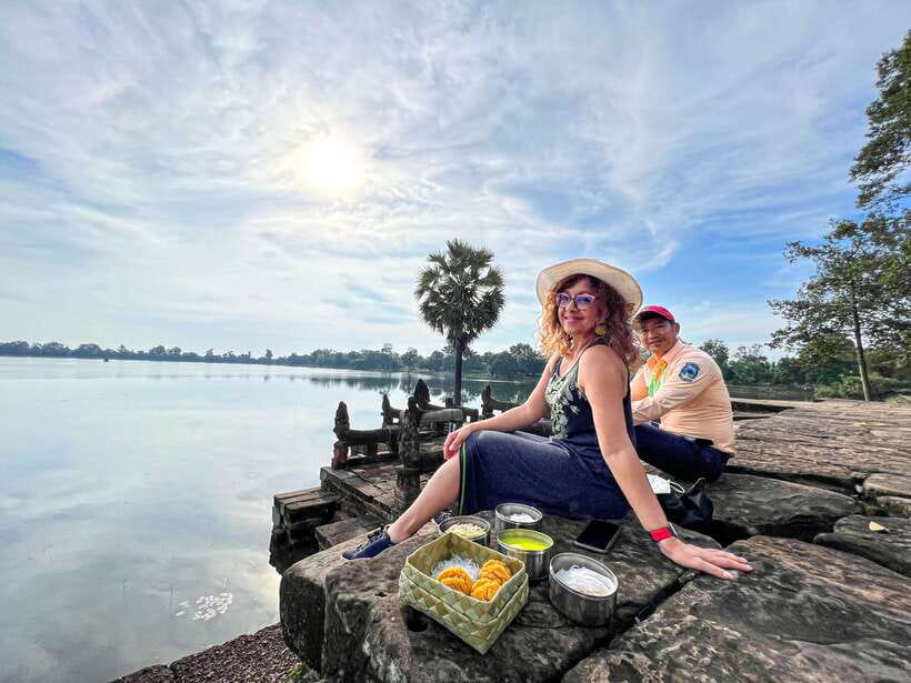 Siem Reap: Angkor Wat Sunrise Tour via Tuk Tuk & Breakfast - Breakfast at a family restaurant and Preah Dak village