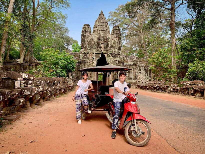 Siem Reap: Angkor Wat Sunrise Tour via Tuk Tuk & Breakfast - A local Siem Reap market to finish