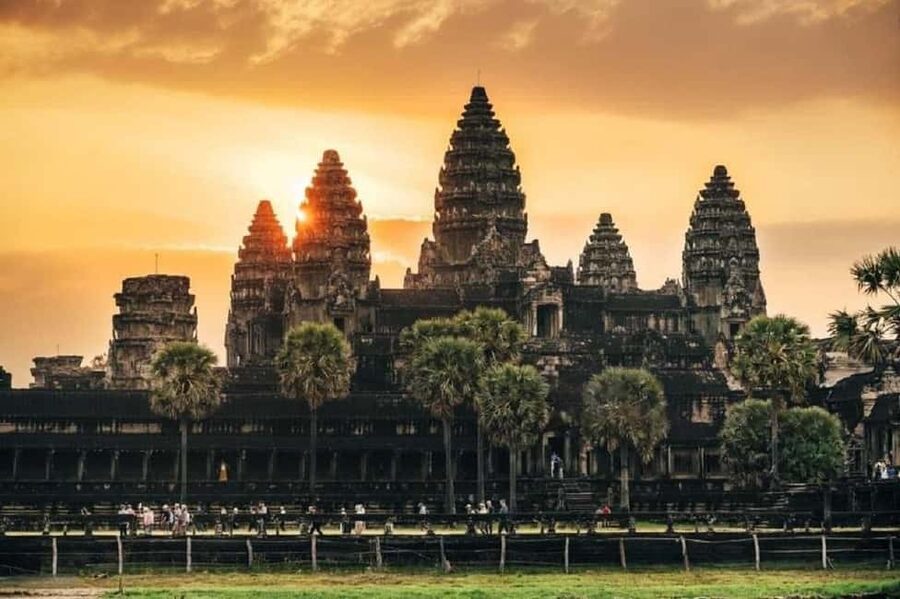 Siem Reap: Angkor Wat Sunrise Tour with Spanish Guide - Baphuon and Bayon’s smiling faces