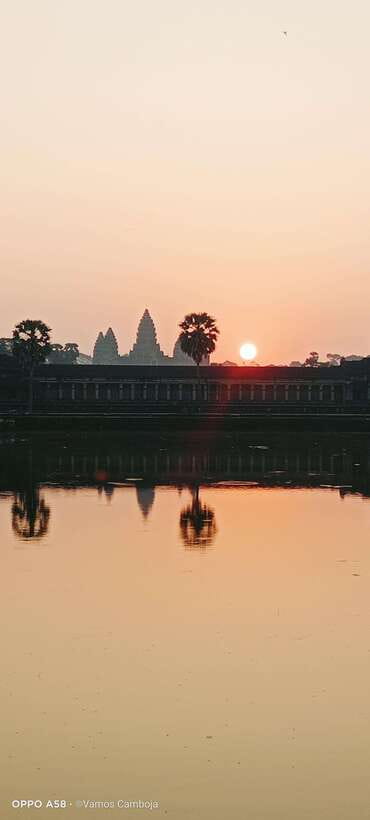 Siem Reap: Angkor Wat Sunrise Tour with Spanish Guide - What the $65 price really covers
