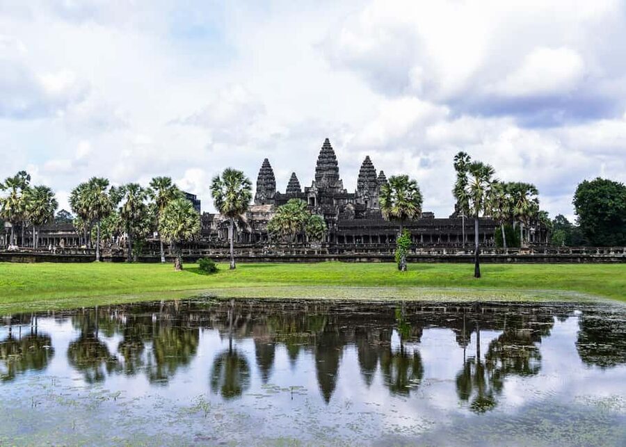 Siem Reap: Angkor Wat Tour with Private English Guide 2 Days - Phnom Bakheng at sunset