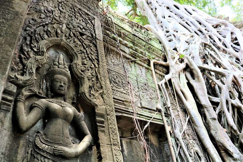 Siem Reap: Angkor Wat with German or English Guided Tour - Angkor Thom and the stone figures at the southern gate