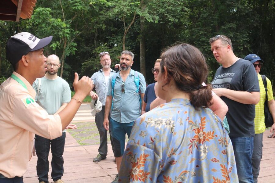 Siem Reap: Angkor Wat with German or English Guided Tour - The guides are the heart of the experience