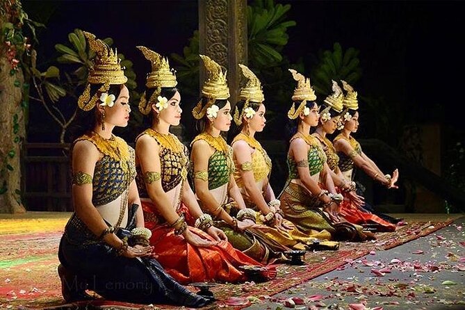 Siem Reap: Apsara Dance Show & Dinner with Tuk-Tuk Transfers - What the tuk-tuk ride adds to the night