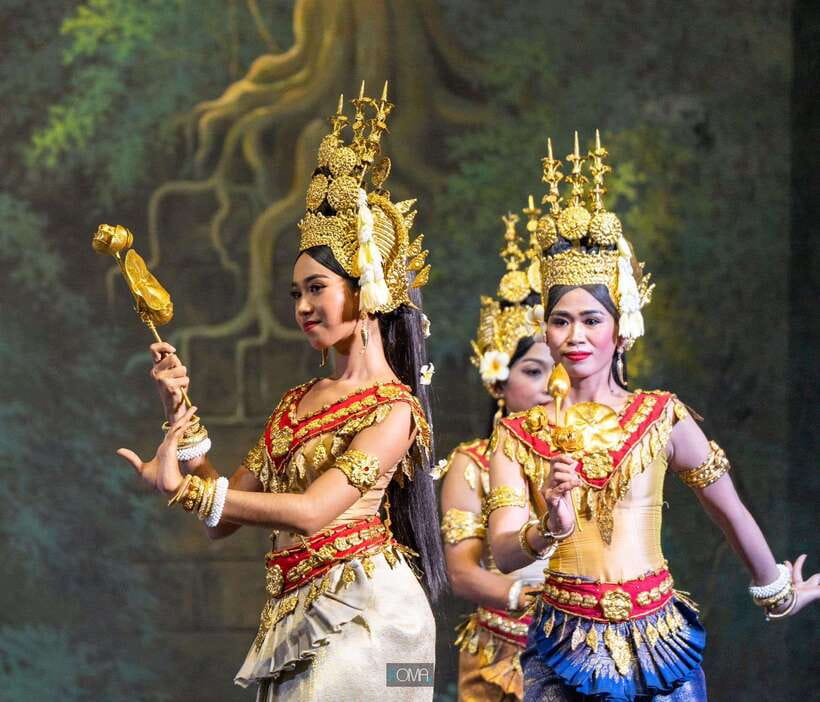 Siem Reap: Apsara Dance Show with Buffet Dinner & Tuk-Tuk... - Watching the Apsara and folk dances