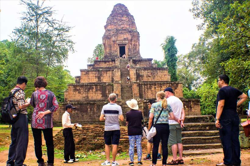Siem Reap: Banteay Srei and Grand Circuit Heritage Tour - Lunch at a local restaurant