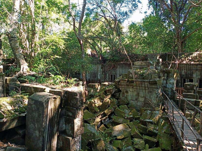 Siem Reap: Banteay Srei, Beng Mealea, and Rolous Group Tour - Heat, walking, and clothing
