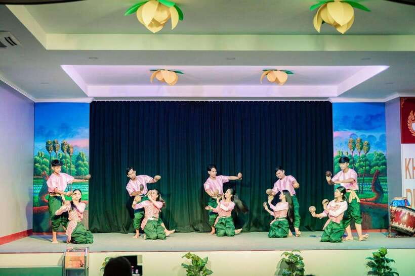 Siem Reap: Dinner and Traditional Show with Hotel Transfer - Arrive early, then choose your table