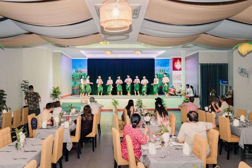 Siem Reap: Dinner and Traditional Show with Hotel Transfer - Who should book this experience?