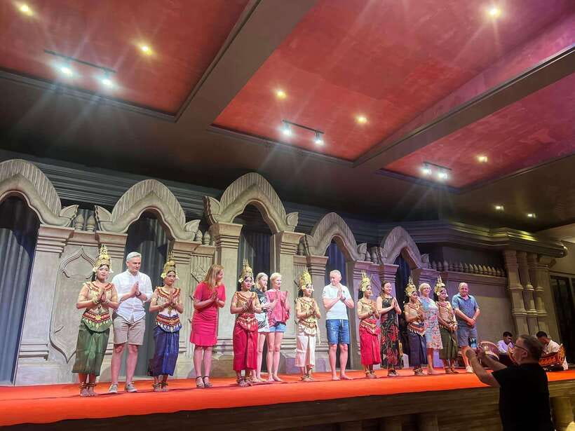 Siem Reap: Dinner Show Apsara Dance Round Pick-up included - Drinks, included iced tea, and extra costs