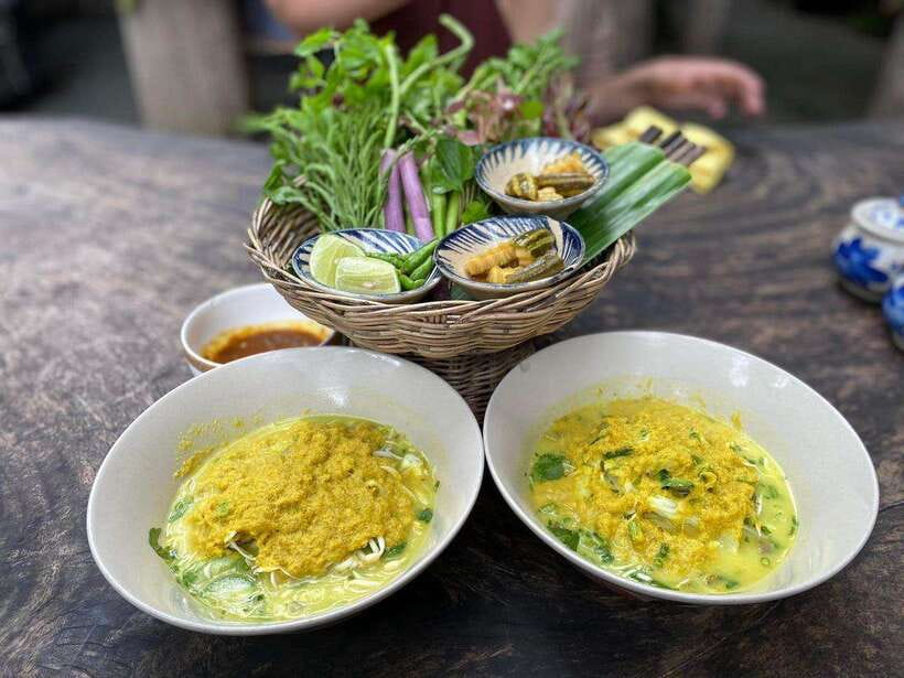 Siem Reap: Evening Food Tour with 10 Local Tastings - Local restaurant tastings from fruit to snails