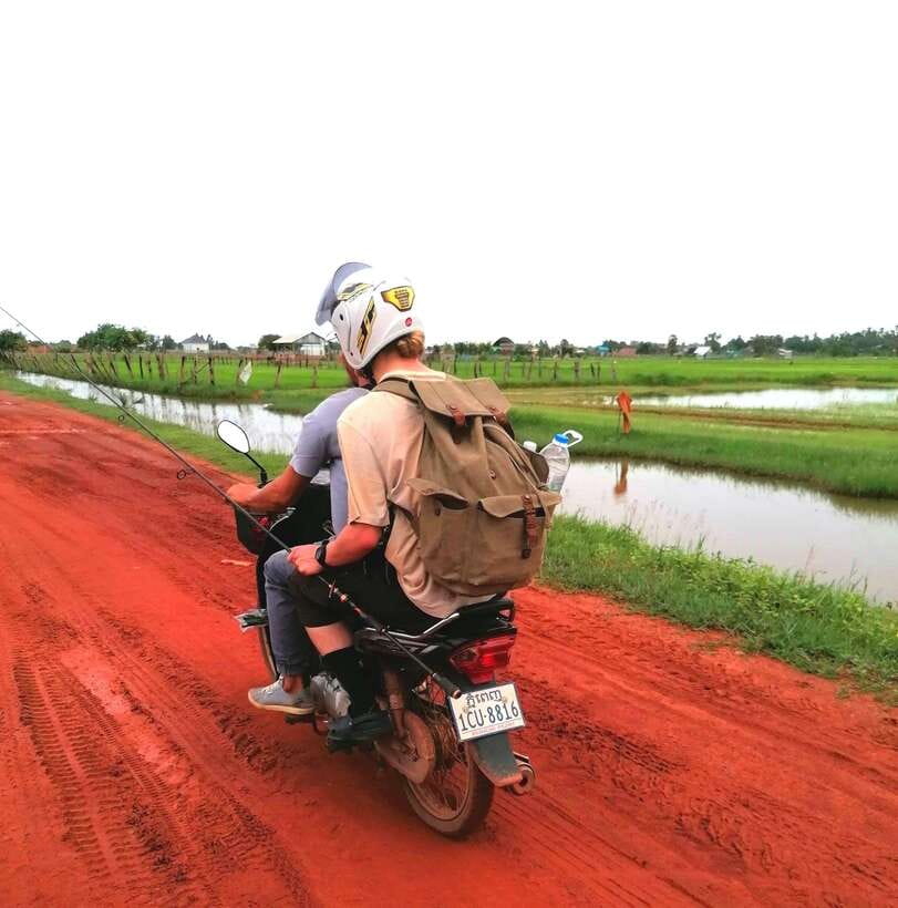 Siem Reap: Fishing in the rice fields, in the villages of Siem Reap - Fishing beside local people in the rice fields