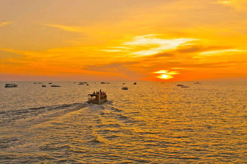 Siem Reap: Floating Village and Sunset Private Boat Tour - Sunset on the lake from 5:30 to 7:00 pm