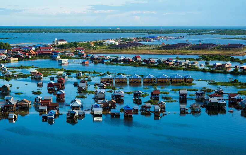 Siem Reap: Floating Village Half-Day Tour - Entering the floating village by boat