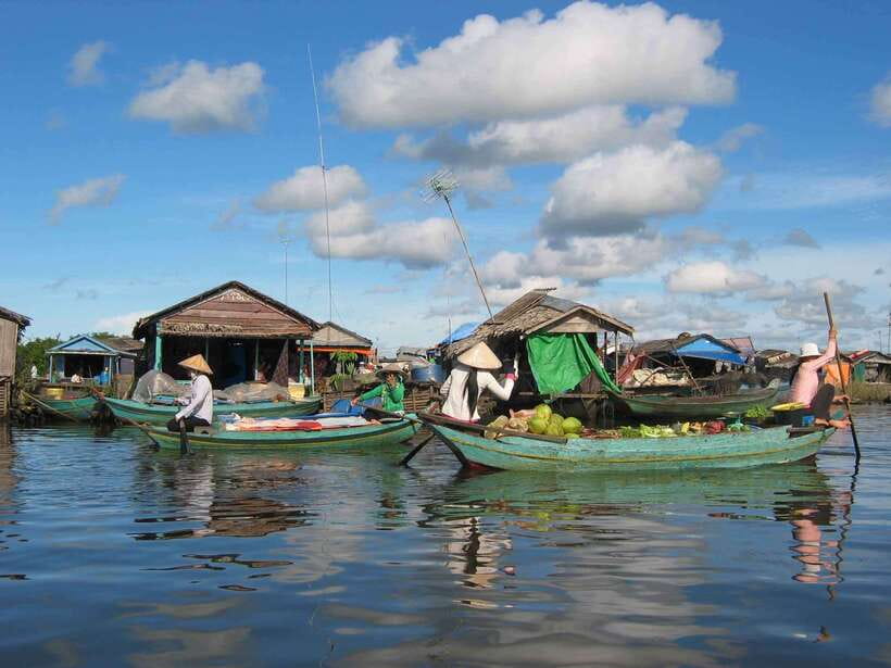 Siem Reap: Floating Village Tour - Boarding the flat-bottomed riverboat