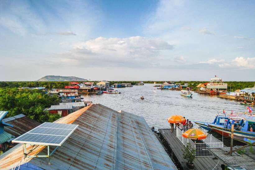 Siem Reap: Floating Village Tour - Seeing a floating community at work