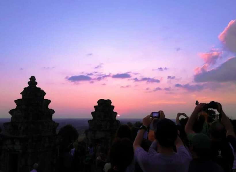 Siem Reap: Full-Day Angkor Wat Guided Tour with Sunset - Lunch and a needed pause near Ta Prohm