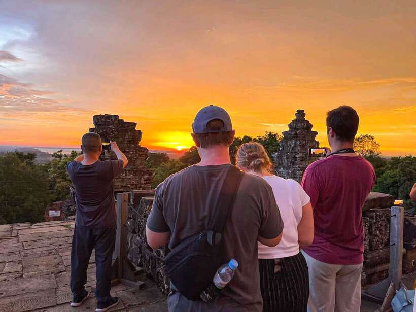 Siem Reap: Full Day Angkor Wat Temple Experience with Sunset - Phnom Bakheng sunset and the final climb