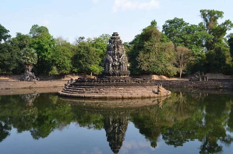 Siem Reap: Full-Day Tuk-Tuk Tour of Angkor Wat Temples - Banteay Kdei adds a quieter counterpoint
